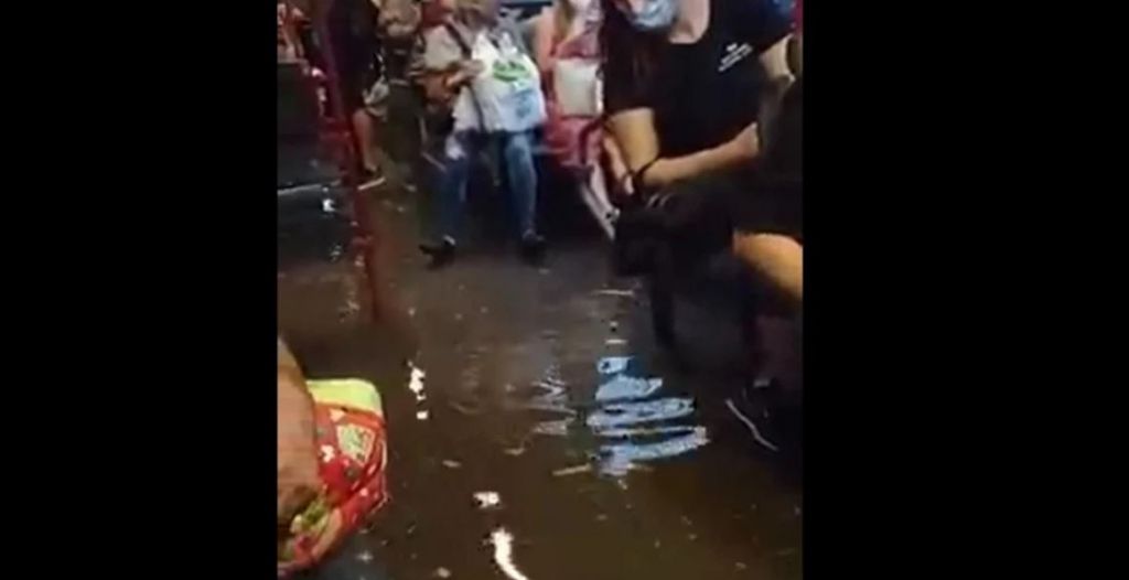 Επιβάτες λεωφορείου εγκλωβίστηκαν σε ένα μέτρο νερό