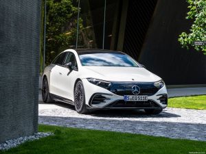 MERCEDES EQS: Νέες εκδόσεις με τετρακίνηση