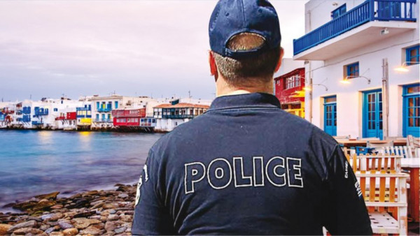 Μύκονος: Έφοδος πάνοπλων αστυνομικών στα Ματογιάννια | tanea.gr