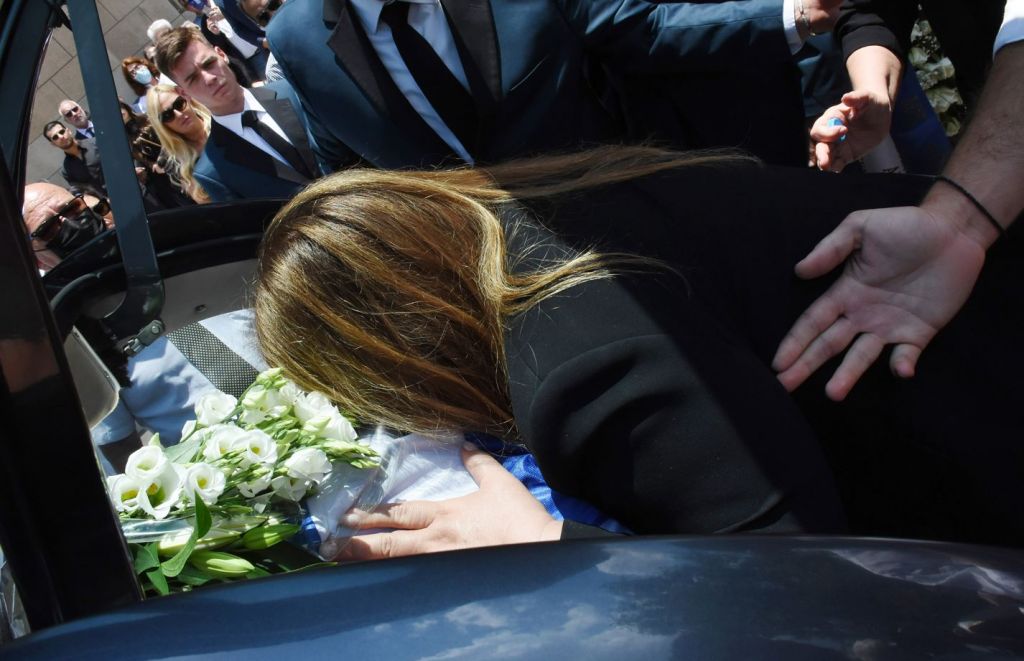 Δέσποινα Μοιραράκη: Κατέρρευσε στο τελευταίο αντίο στον σύζυγό της