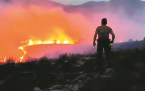 Συναγερμός για τρεις πυρκαγιές