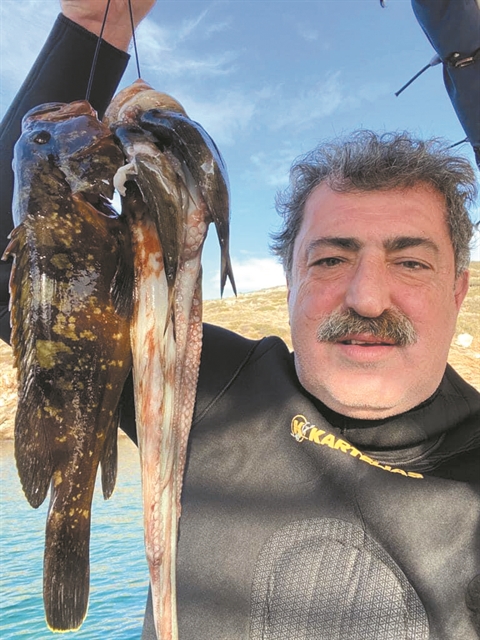 Ο Τσίπρας, ο Τσούνης και μια «εθνική φανέλα»