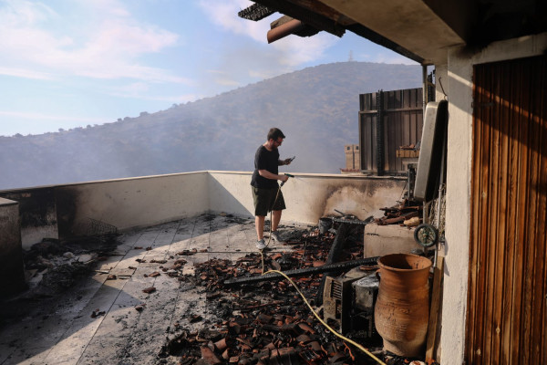 Βούλα: «Μπαλάκι» οι ευθύνες για την καταστροφική φωτιά