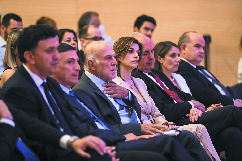 «Δώστε καλύτερους μισθούς και όρους εργασίας»