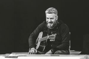 «Μιλάει γι’ αυτά που δεν μπορούμε να εκφράσουμε»