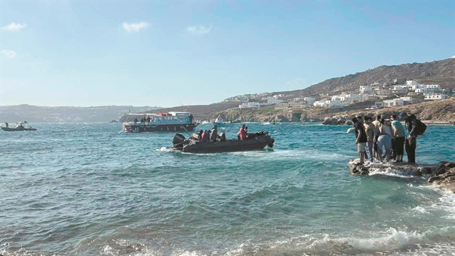 Επιχείρηση διάσωσης προσφύγων ανοικτά της Μυκόνου