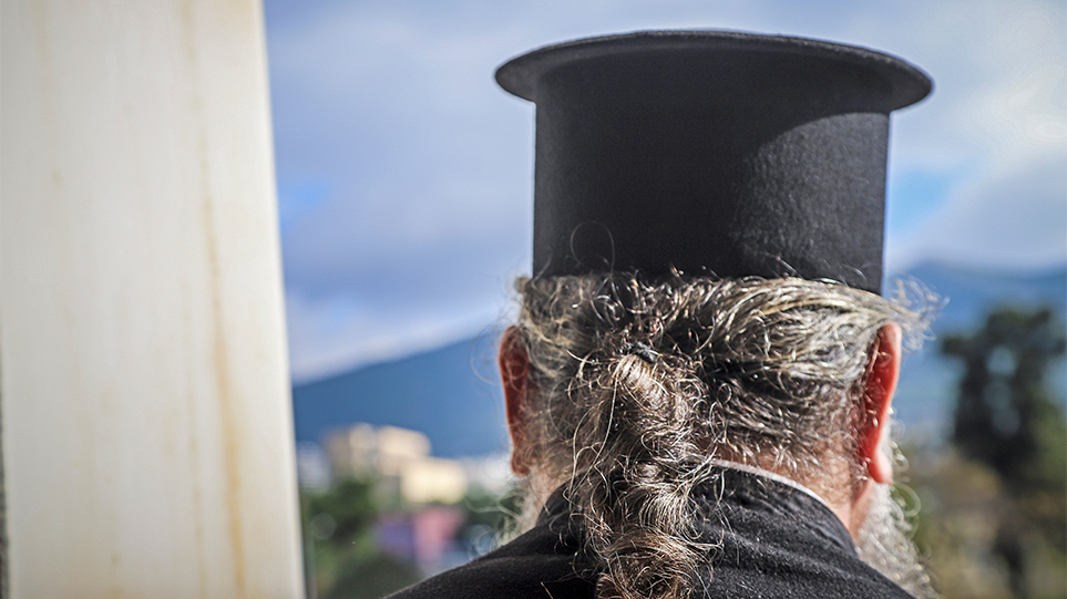 Πήλιο: Ιερέας ξυλοκόπησε την παπαδιά και έσπασε τα πάντα στο σπίτι