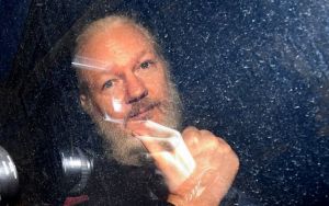 Τζούλιαν Ασάνζ: «Αν εκδοθεί θα αυτοκτονήσει – Θα παλέψουμε με κάθε μέσο»