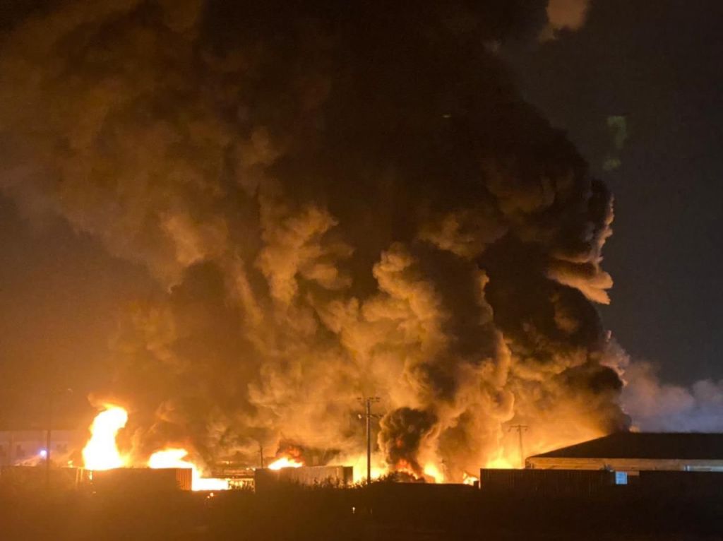 Aspropyrgos: Incendiu într-o fabrică - Mobilizare mare a Departamentului de Pompieri