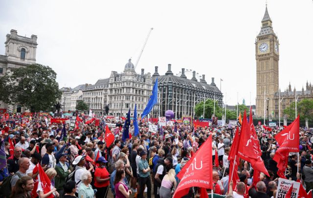 Μεγάλη διαδήλωση στο Λονδίνο για την εκτίναξη του κόστους ζωής | tanea.gr