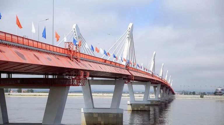 Ρωσία: Εγκαινιάστηκε η πρώτη γέφυρα που τη συνδέει οδικώς με την Κίνα | tanea.gr