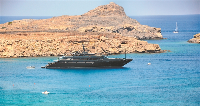 Βήματα στην άμμο και τις πλάκες του Πικιώνη