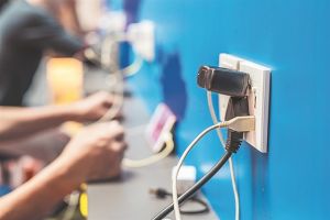 Ενας φορτιστής για όλες τις ηλεκτρονικές συσκευές