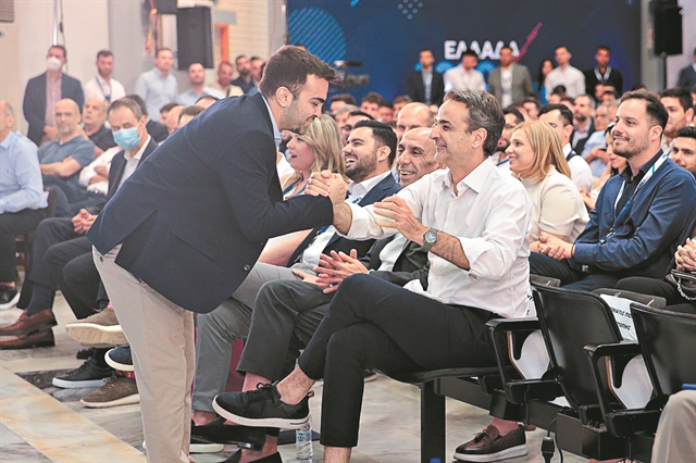 Τριπλή στρατηγική για την επόμενη μέρα