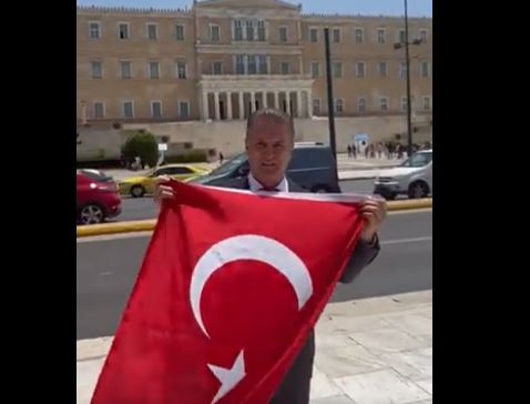 Τούρκος πολιτικός ήρθε στην Αθήνα και άνοιξε τουρκική σημαία μπροστά στη Βουλή | tanea.gr