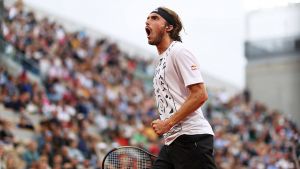 Δύσκολη νίκη του Τσιτσιπά (2-1)