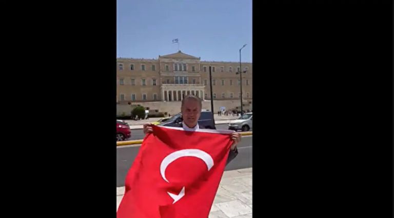 Ελληνοτουρκικά: «Με κυνήγησαν για να με δείρουν» λέει ο Τούρκος που ξεδίπλωσε την ημισέληνο στο Σύνταγμα | tanea.gr