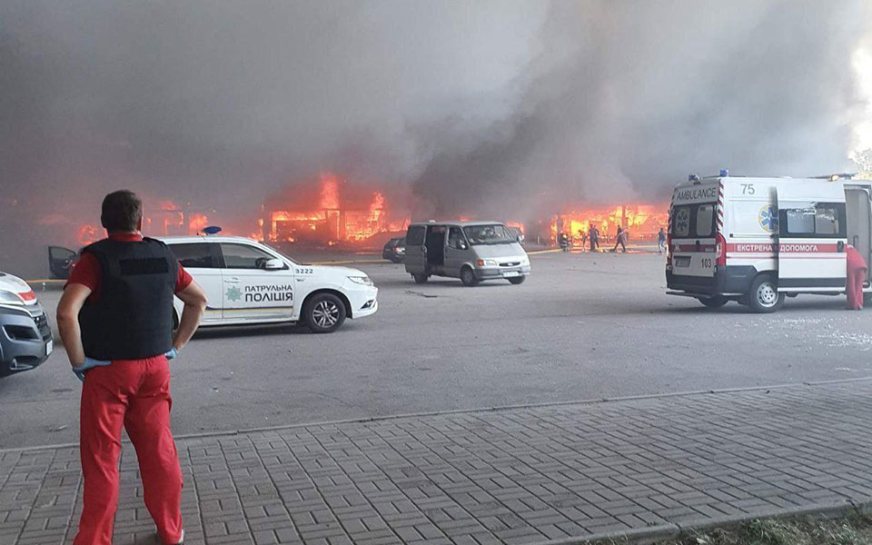 Πόλεμος στην Ουκρανία: Ρωσικοί πύραυλοι χτύπησαν εμπορικό κέντρο στο Κρέμεντσουκ – Φόβοι για νεκρούς