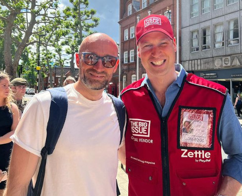 Πρίγκιπας Γουίλιαμ: Βγήκε στους δρόμους και πούλησε το περιοδικό των αστέγων