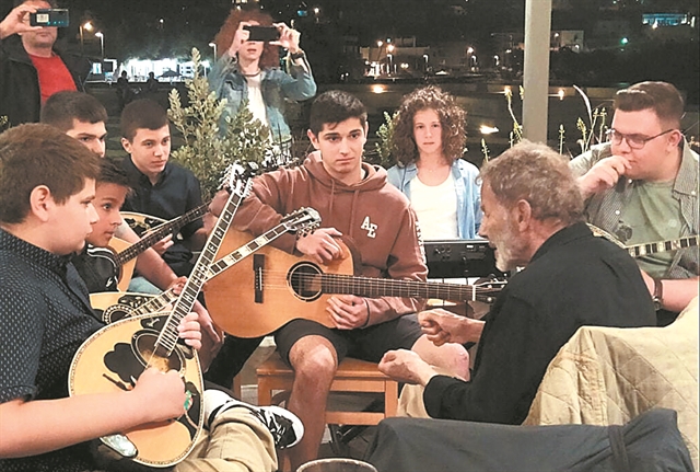 «Κάντε ησυχία, τώρα μιλάω με τα παιδιά!»