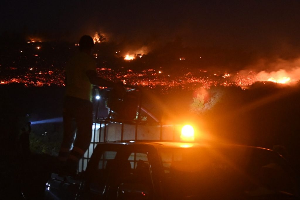 Φωτιά στην Πεντέλη: Η ανθρώπινη αλυσίδα της Πυροσβεστικής
