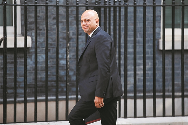 Στο χείλος του γκρεμού ο Μπόρις Τζόνσον