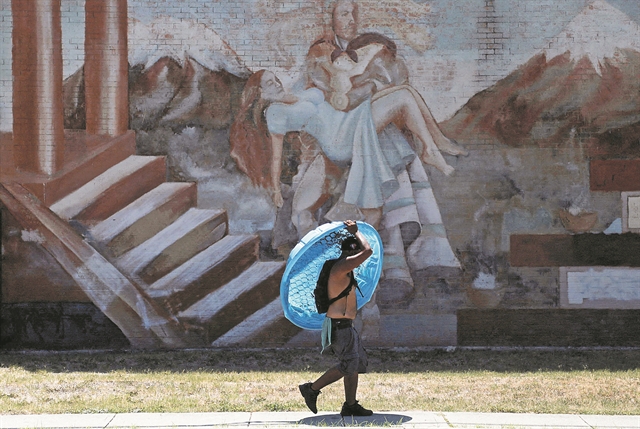 Σοκ και δέος προκαλούν οι καύσωνες