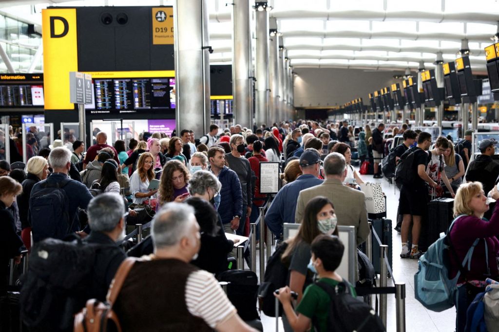 Ορίστηκε πλαφόν στους 100.000 επιβάτες ανά ημέρα στο αεροδρόμιο του Χίθροου
