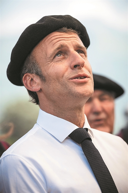 Πίνοντας σαμπάνια μέσα σ’ ένα αεροπλάνο που πέφτει