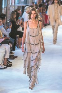 Οι ωραιότερες γυναίκες στο catwalk και τις πρώτες σειρές
