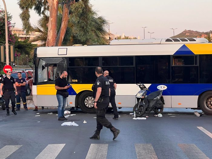 Λεωφορείο συγκρούστηκε με μηχανή στην παραλιακή – Δύο τραυματίες