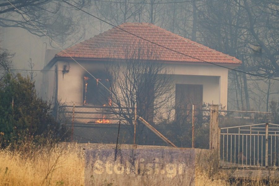 Λέσβος: Μέσα στο χωριό η φωτιά στα Βατερά  – Τραυματίστηκε πυροσβέστης – Μαρτυρίες για εμπρησμό