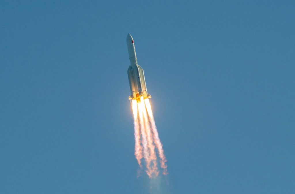 Συνετρίβη στον Ινδικό κινεζικός πύραυλος – Αγνωστο αν έπεσαν θραύσματα σε σπίτια