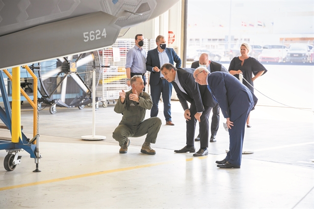 Η σύγκλιση των μύθων Δεξιάς και Αριστεράς