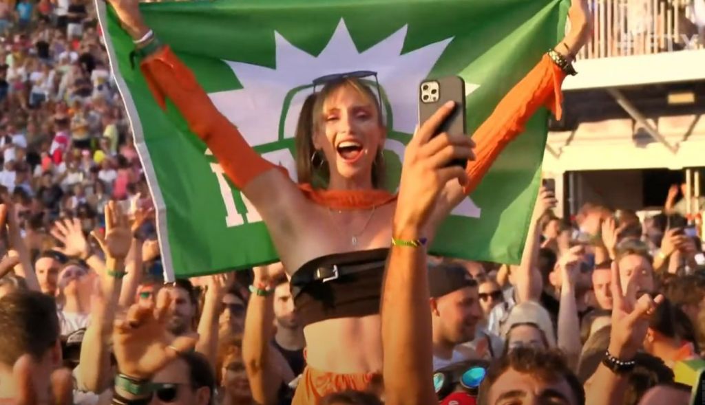 Πήγε στο Tomorrowland με… τον πράσινο ήλιο αγκαλιά