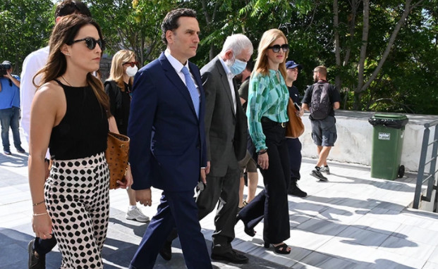 Πέτρος Φιλιππίδης: Χωρίς χειροπέδες αλλά με το κεφάλι κατεβασμένο