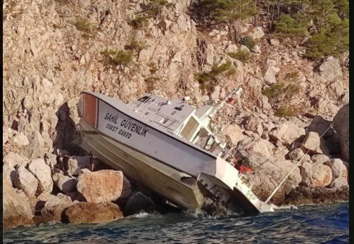 Τουρκία: Πώς κατάφεραν λιμενικοί της να ρίξουν σκάφος τους στα βράχια | tanea.gr