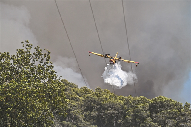 Στο «μικροσκόπιο» βίντεο που έχουν καταγράψει άτομα να βάζουν φωτιές