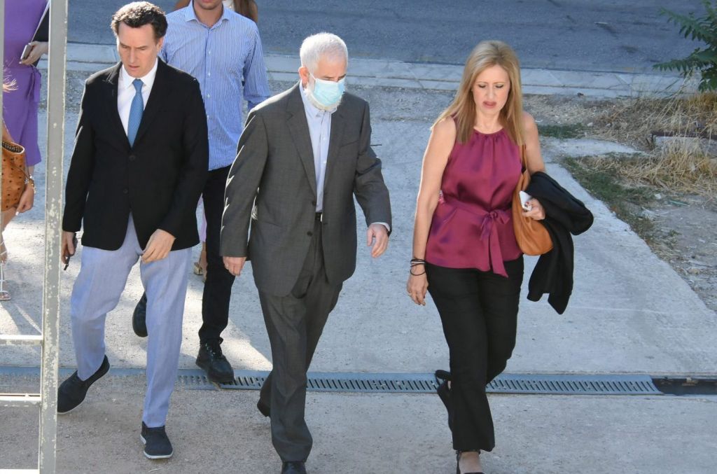 Πέτρος Φιλιππίδης: Φραστική επίθεση έξω από τα δικαστήρια