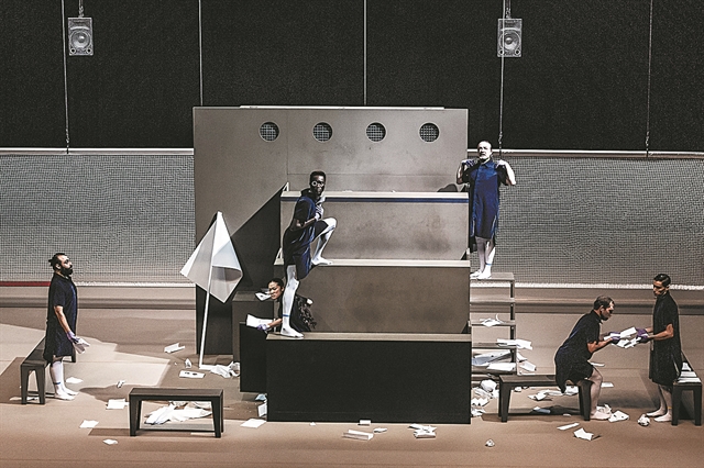 Δαίμονες, χορός και χιούμορ