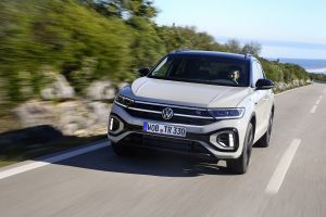 Volkswagen T-Roc: Τι νέο προσφέρει το μικρό SUV, οι κινητήρες, οι εκδόσεις