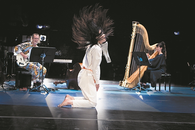 Με έμπνευση από Μπέκετ, «Στρέλλα» και «Κάντι Κάντι»