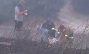 Φωτιά στην Πεντέλη: Λιποθύμησε on air γυναίκα που έβλεπε το σπίτι της να καίγεται