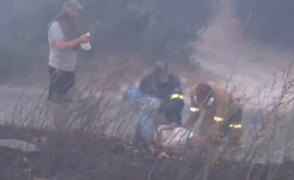 Φωτιά στην Πεντέλη: Λιποθύμησε on air γυναίκα που έβλεπε το σπίτι της να καίγεται