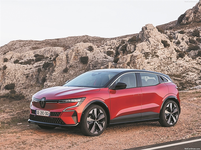 Megane E-Tech: Φορτίζει με βολτ, ξεδιπλώνει επιδόσεις