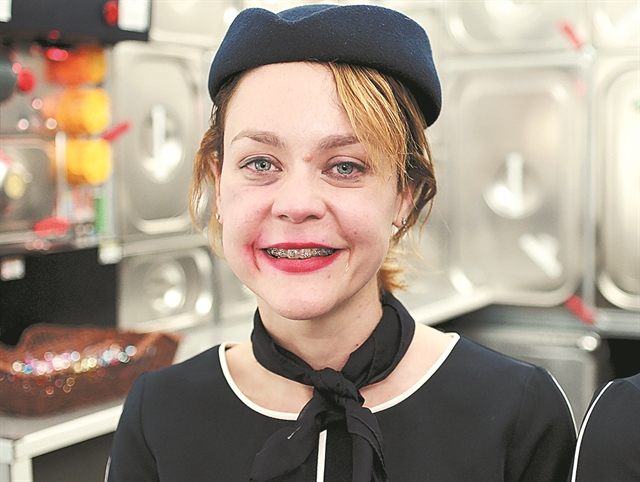 Μια ελληνίδα αεροσυνοδός με σιδεράκια στο Φεστιβάλ Κινηματογράφου του Λοκάρνο