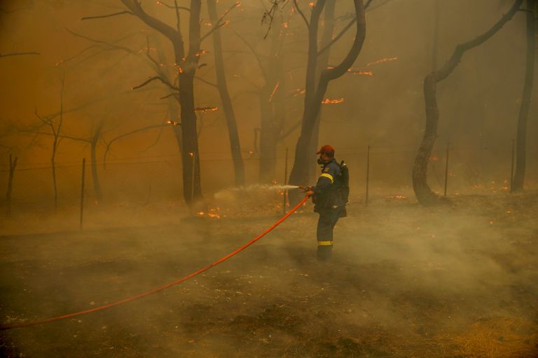 Φόβος για το «άνοιγμα» της πυρκαγιάς στη Λέσβο – Ολονύχτια μάχη των πυροσβεστών | tanea.gr