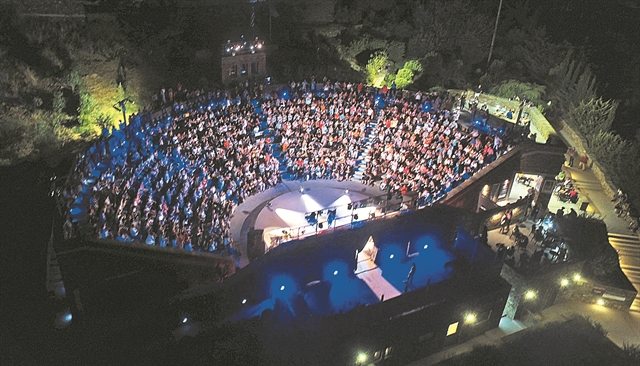 «Ενας μονόλογος, ένα ρεφρέν, η κίνηση των σωμάτων…»