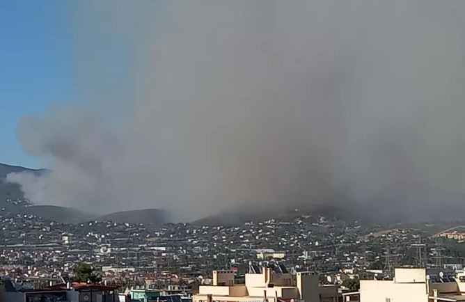 Φωτιά στην Πεντέλη: Ποιοι δρόμοι έκλεισαν λόγω της πυρκαγιάς