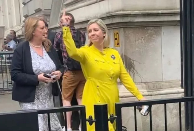 Υπουργός έδειξε το μεσαίο δάχτυλο σε διαδηλωτές